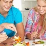 Regelmatige maaltijden zouden overgewicht bij tieners voorkomen