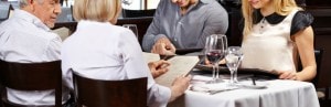 Au restaurant, nous imitons nos pairs
