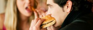 Les plats gras plus nocifs pour les hommes que les femmes