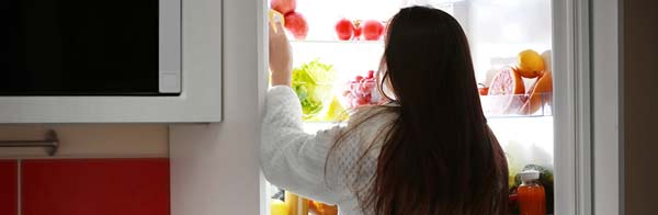 La stimulation cérébrale pourrait réduire les fringales, en particulier la consommation d’aliments riches en glucides.