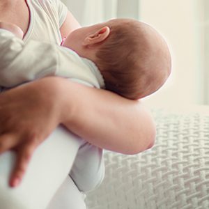 Le lait maternel peut transférer l’allergie aux acariens