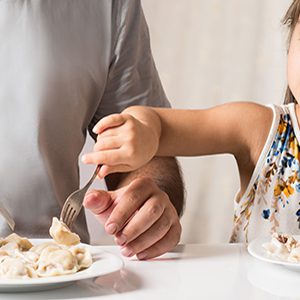 Agitation et néophobie alimentaire: prédisposition génétique?