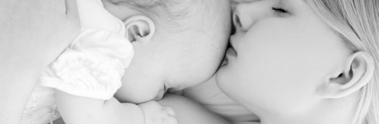 Dormir avec bébé prolonge la durée d’allaitement