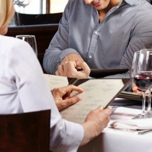 Au restaurant, nous imitons nos pairs