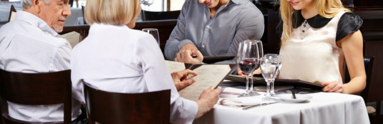 Op restaurant bootsen we onze tafelgenoten na
