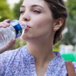 Une bouteille d’eau avant le repas fait perdre du poids