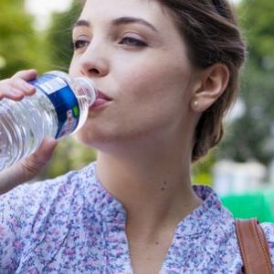 Une bouteille d’eau avant le repas fait perdre du poids
