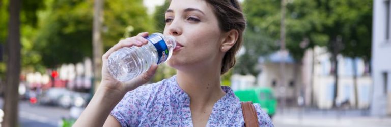 Une bouteille d’eau avant le repas fait perdre du poids