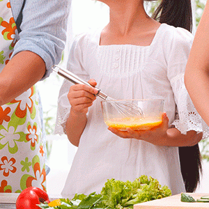 Les enfants qui cuisinent mangent plus de légumes