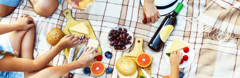 Manger en compagnie, même d’un miroir, ouvre l’appétit