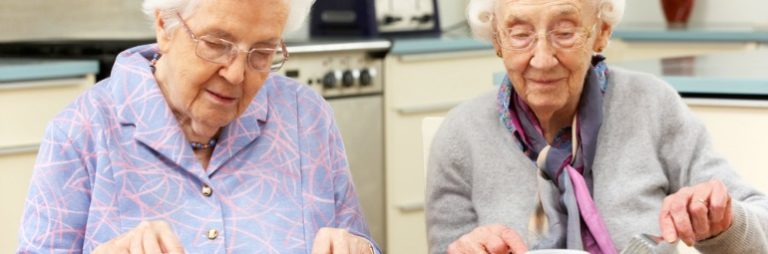 Dénutrition: que cache le faible appétit des seniors?