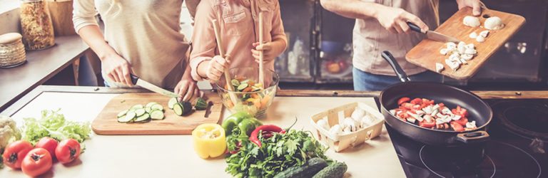 Les familles choisissent des aliments frais