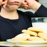La tristesse pousse les enfants à manger plus
