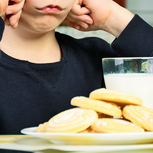 La tristesse pousse les enfants à manger plus