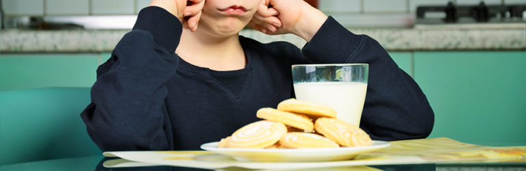 La tristesse pousse les enfants à manger plus