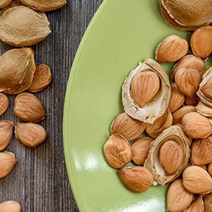 Amandes des noyaux d’abricots: attention au cyanure!