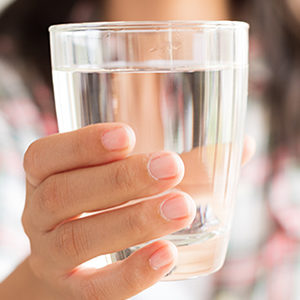 Cystite: boire plus d’eau réduit le risque chez la femme