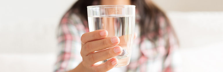 Cystite: boire plus d’eau réduit le risque chez la femme