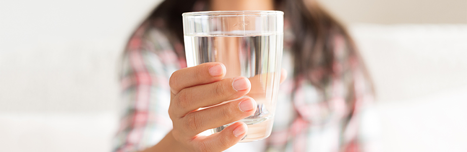 Cystite: boire plus d’eau réduit le risque chez la femme
