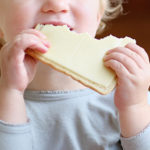 Moins d’allergies en mangeant du fromage au plus jeune âge