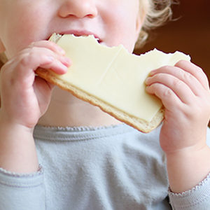 Moins d’allergies en mangeant du fromage au plus jeune âge