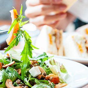 Trop de calories au restaurant: un problème mondial