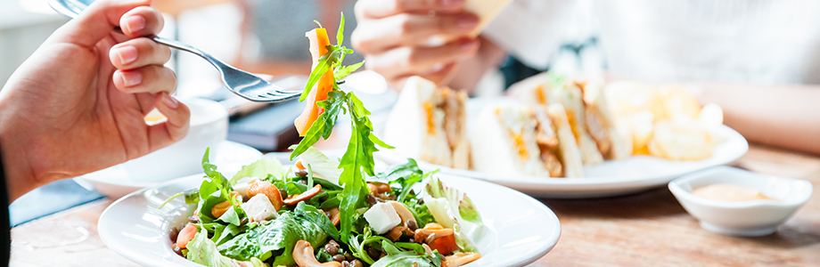 Trop de calories au restaurant: un problème mondial