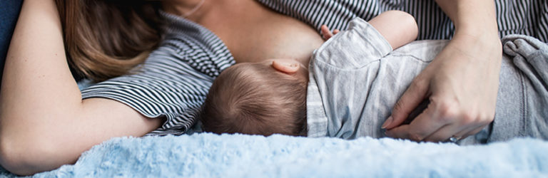 Le lait maternel peut-il transmettre l’obésité à l’enfant?