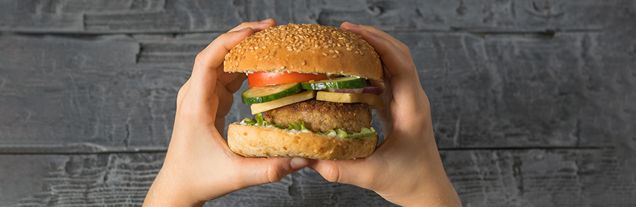 Les aliments ultra-transformés font-ils manger plus?