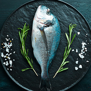 Manger plus de poisson réduirait le risque de cancer colorectal