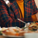 Les repas entre amis ou en famille font manger plus…