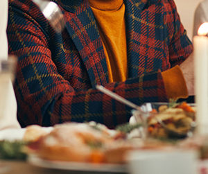 Les repas entre amis ou en famille font manger plus…