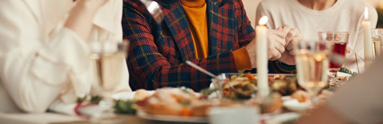 Les repas entre amis ou en famille font manger plus…