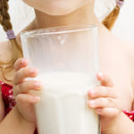 Obésité chez l’enfant : le lait entier fait mieux que l’écrémé!
