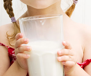 Obésité chez l’enfant : le lait entier fait mieux que l’écrémé!