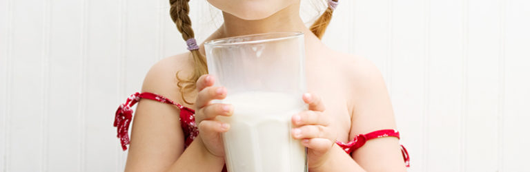 Obésité chez l’enfant : le lait entier fait mieux que l’écrémé!