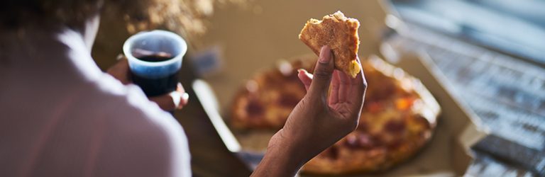 Manger à horaires décalés favoriserait l’obésité