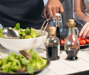 repas en famille cuisiner fruits et légumes manger, tafel voeding fruit en groenten gezin evenwichtig