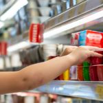Aliments pour enfants : trop sucrés, trop transformés