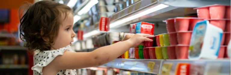 Aliments pour enfants : trop sucrés, trop transformés