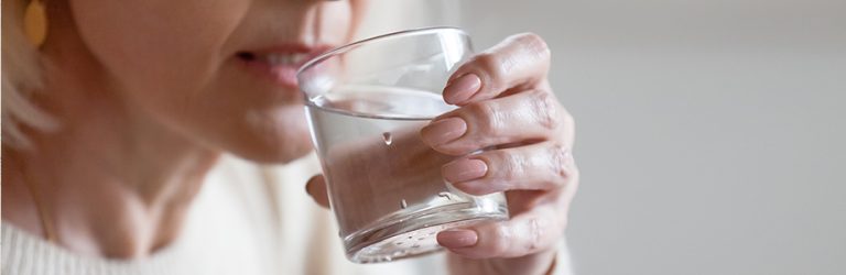 Une bonne hydratation peut-elle freiner le vieillissement ?