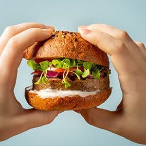 Les burgers végétaux sont-ils sains ? Pas toujours…