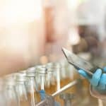Les bouteilles en verre renfermeraient plus de microplastiques