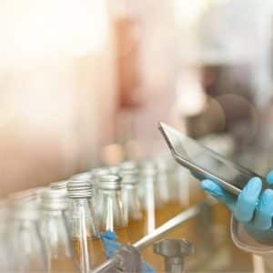 Les bouteilles en verre renfermeraient plus de microplastiques